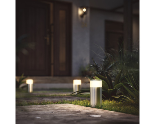 Szene mit Wegbeleuchtung vor einem Haus