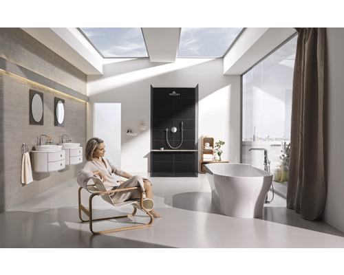 Badezimmer mit Badewanne, Dusche und Waschtischen in hellem Design