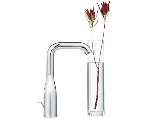 Küchenarmatur mit hohem Auslauf neben einer Vase mit Blumen