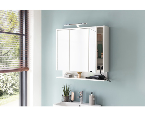 Modernes Badezimmer mit weißem Spiegelschrank, Ablage und Beleuchtung über einem Waschbecken.