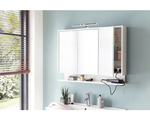 Badezimmer mit weißem Spiegelschrank, Regal und Waschbecken