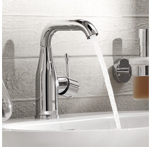 Wasserhahn mit fließendem Wasser in einem Badezimmerwaschbecken.