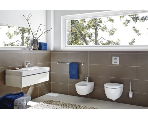 Modernes Badezimmer mit Waschbeckenunterschrank, Bidet und Toilette