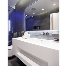Modernes Badezimmer mit Waschbecken, Handtüchern, Armatur und Spiegel