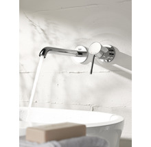 Aufputz-Waschtischarmatur mit Wasserstrahl im Badezimmer