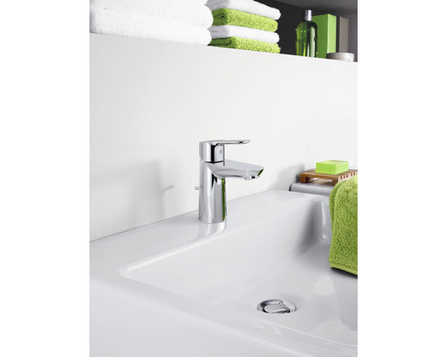 Waschtischarmatur auf einem weißen Waschbecken im Badezimmer