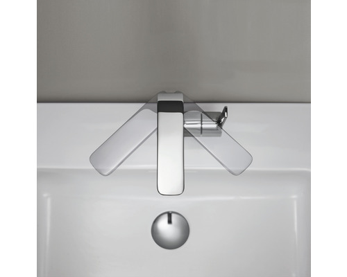 Aufnahme eines Waschbeckens mit Armatur, die drehbare Bedienelemente hat