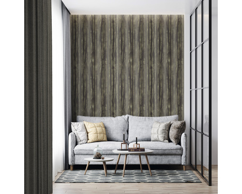 Wohnzimmer mit Sofa, Couchtischen und Wandtapete in Holzoptik