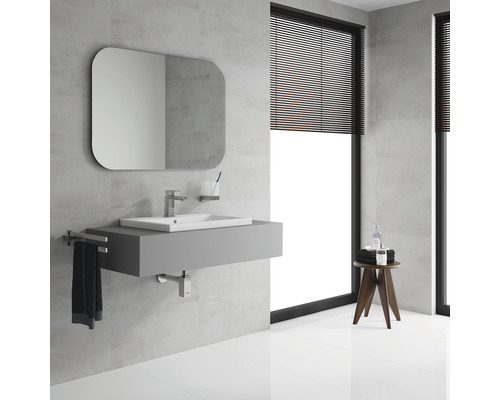 Badezimmer mit Waschbeckenunterschrank, Spiegel und Fensterjalousien