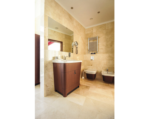 Badezimmer mit Waschtisch, Spiegel, Handtuchwärmer, Toilette und Bidet