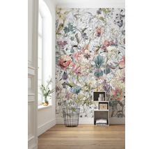 Heller Raum mit floraler Tapete, Holzfußboden und Dekoration