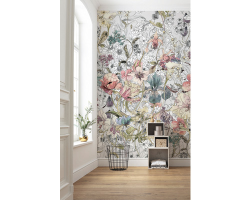 Heller Raum mit floraler Tapete, Holzfußboden und Dekoration