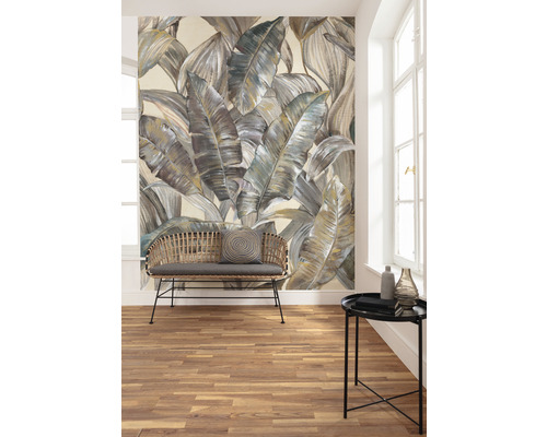 Wohnzimmer mit einer Fototapete mit Blattmotiven, einer Bank und einem Tisch