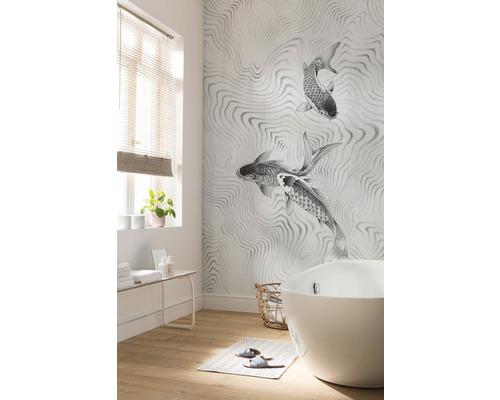 Badezimmer mit Badewanne, Fenster, Regal und Tapete mit Fischmuster