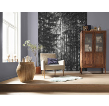 Wohnzimmer mit Sessel, Beistelltisch, Holzschrank und Fototapete mit Waldmotiv
