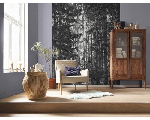 Wohnzimmer mit Sessel, Beistelltisch, Holzschrank und Fototapete mit Waldmotiv