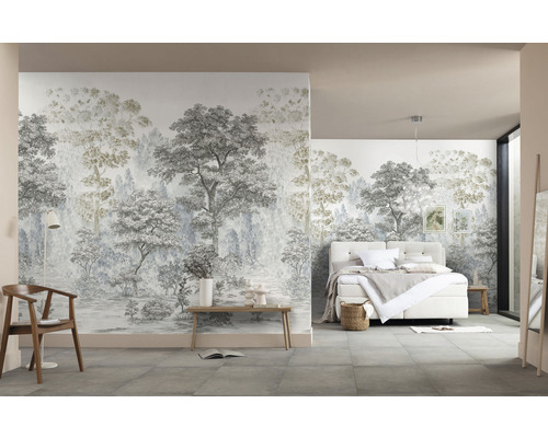 Heller Raum mit Waldtapete, Bett, Stuhl und Bank