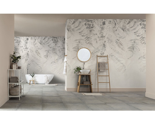 Modernes Badezimmer mit Pflanzenmuster Tapete, freistehender Badewanne und Waschtisch