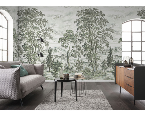 Helles Wohnzimmer mit gemusterter Tapete, Sofa und Kommode