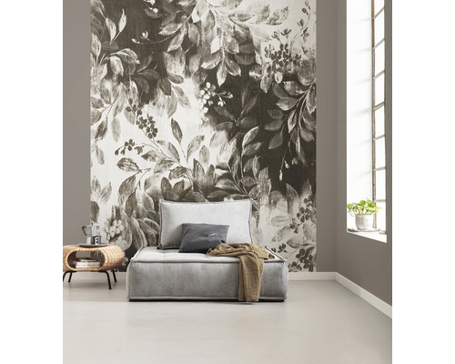 Wohnraum mit Fototapete mit Pflanzenmotiven, Sessel und Beistelltisch