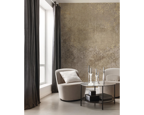 Wohnzimmer mit gemusterter Tapete, Sesseln, Vorhängen und Beistelltisch