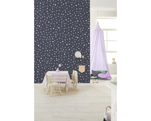 Kinderzimmer mit Tisch, Stühlen und Wandtapete mit Punktmuster