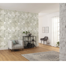Wohnraum mit gemusterter Tapete, Sessel, Regal und Dekoration