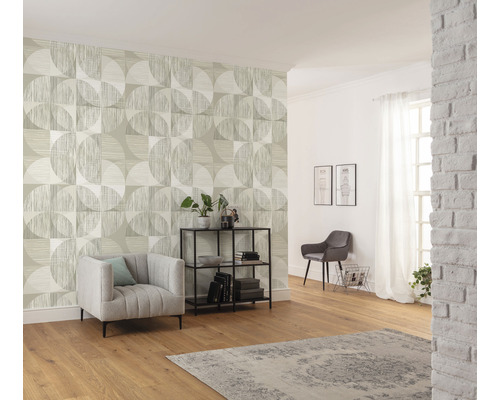 Wohnraum mit gemusterter Tapete, Sessel, Regal und Dekoration