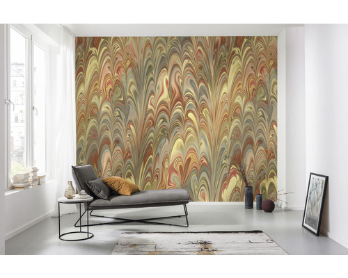 Wohnzimmer mit gemusterter Tapete, Sofa und Dekoration