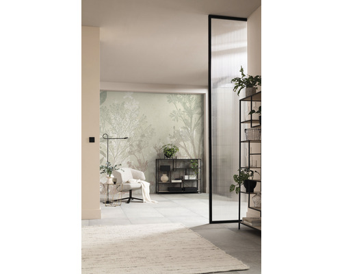 Wohnzimmer mit Sessel, Regal und gemusterter Tapete
