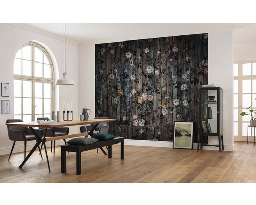 Heller Raum mit Esstischgruppe und Fototapete mit Blumenmuster auf Holz