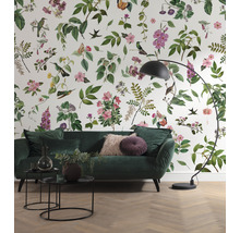 Wohnzimmer mit gemusterter Tapete, Sofa, Tisch und Lampe