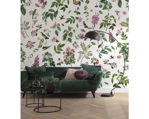 Wohnzimmer mit gemusterter Tapete, Sofa, Tisch und Lampe