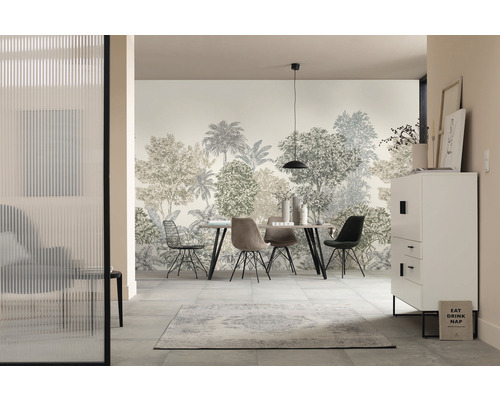 Heller Essbereich mit Tapete mit Waldmotiv, Esstisch mit Stühlen und einem weißen Sideboard