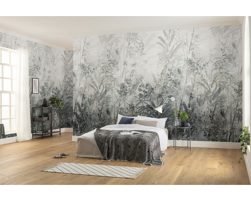 Helles Schlafzimmer mit Dschungel Fototapete, Bett und Holzfußboden für eine freundliche Atmosphäre