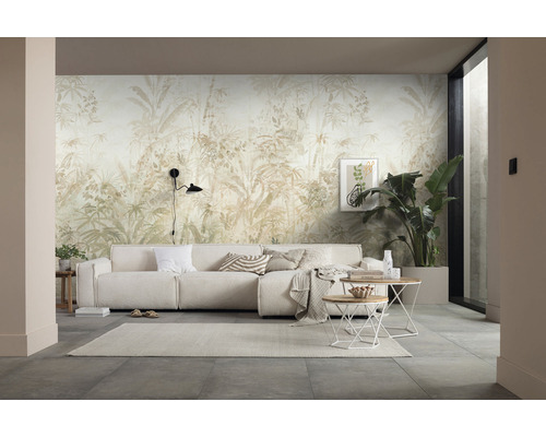 Wohnzimmer mit Sofa, Couchtischen und Wandtapete mit Pflanzenmuster