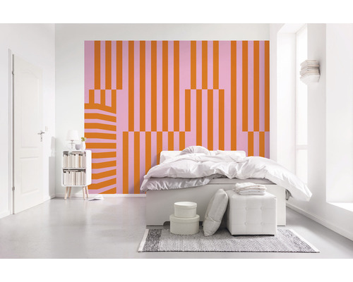 Schlafzimmer mit einer Wandtapete mit Streifenmuster