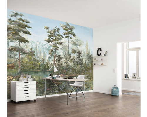 Wohnraum mit Fototapete eines Waldsees, Schreibtisch und Rollcontainer