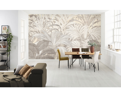 Wohnzimmer mit Fototapete mit Pflanzenmotiv, Esstisch und Sofa