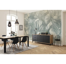 Esszimmer mit Esstisch, Stühlen, Sideboard und Blattmuster-Tapete für eine helle und organisierte Atmosphäre.