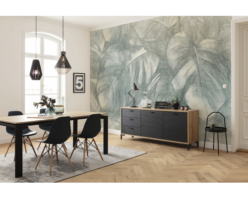 Esszimmer mit Esstisch, Stühlen, Sideboard und Blattmuster-Tapete für eine helle und organisierte Atmosphäre.