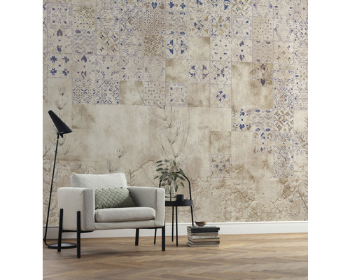 Wohnzimmer mit gemusterter Tapete, Sessel, Stehlampe und Beistelltisch