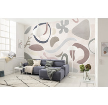Wohnzimmer mit Sofa, Lampe und Fototapete mit abstraktem Muster