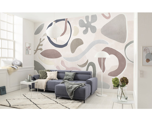 Wohnzimmer mit Sofa, Lampe und Fototapete mit abstraktem Muster