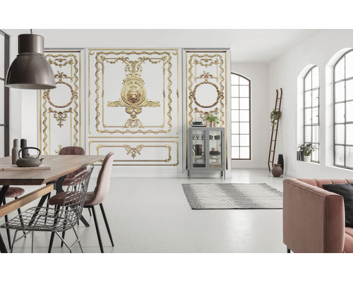 Heller Wohnraum mit Esstisch, Stühlen und Wandpaneelen mit dekorativen Verzierungen