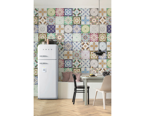 Küche mit Mosaikfliesenwand, Esstisch und SMEG Kühlschrank