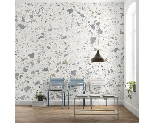 Innenraum mit Terrazzo Tapete, Stühlen, Tisch und Pendelleuchte