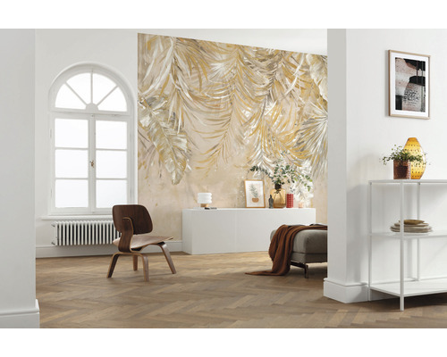 Wohnzimmer mit Fototapete mit Blattmotiv, Sessel, Fenster und Regal
