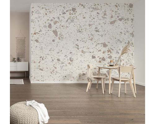 Wohnraum mit Terrazzo Tapete, Holzboden und Esstisch