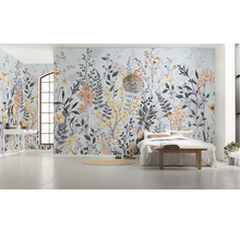 Schlafzimmer mit floraler Fototapete, Bett und hellem Interieur